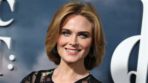 emily deschanel 2021|Emily Deschanel Netflix Series: Devil In Ohio Cast。